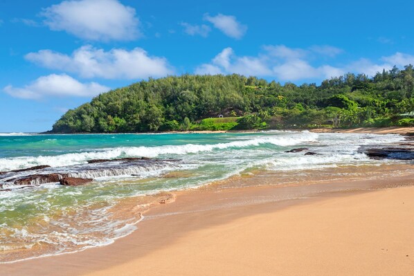 Beach nearby, sun loungers, beach towels