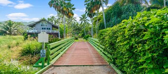 STEPS FROM STUNNING MOLOAA BAY
