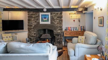 Cottage | Living area | Fireplace