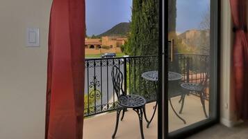 Casa, 2 habitaciones | Balcón