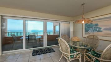 Kondominium, 2 kamar tidur | Tempat makan