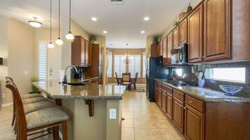House, 3 Bedrooms | Private kitchen