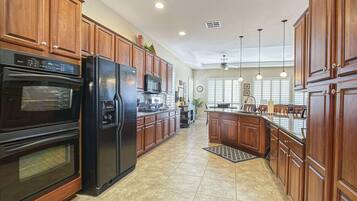 House, 3 Bedrooms | Private kitchen