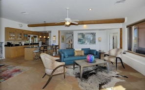 Casa, 4 quartos | Sala de estar