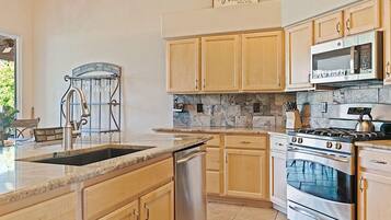 Casa, 4 habitaciones | Cocina privada