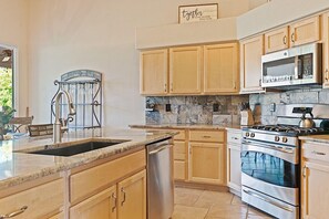 House, 4 Bedrooms | Private kitchen