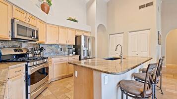 House, 4 Bedrooms | Private kitchen
