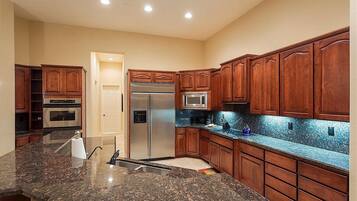 House, 4 Bedrooms | Private kitchen