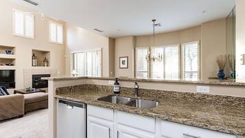 Appart'hÎtel, 2 chambres | Cuisine privée