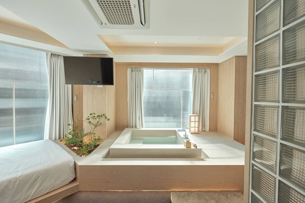 Habitación, 1 cama de matrimonio (Private Spa Suite) | Cortinas opacas, tabla de planchar con plancha, wifi gratis