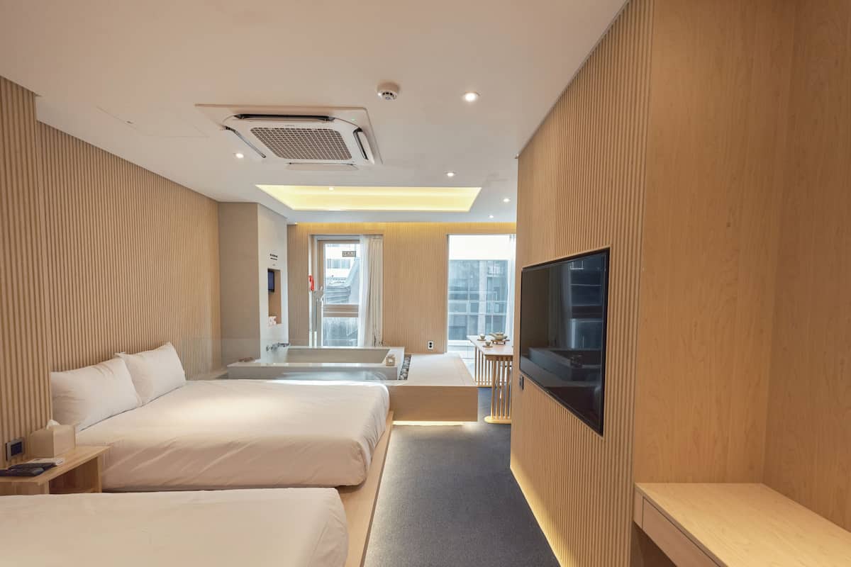 Habitación familiar (Spa Suite) | Cortinas opacas, tabla de planchar con plancha, wifi gratis