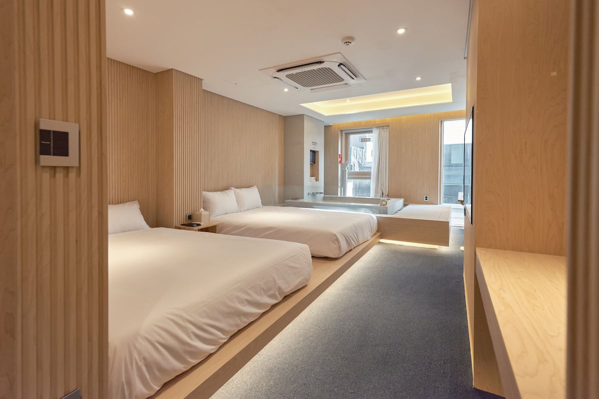 Habitación familiar (Spa Suite) | Cortinas blackout, tabla de planchar con plancha y wifi gratis