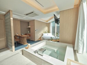 Habitación, 1 cama Queen size (Private Spa Suite) | Cocina privada | Refrigerador, microondas y utensilios de cocina 