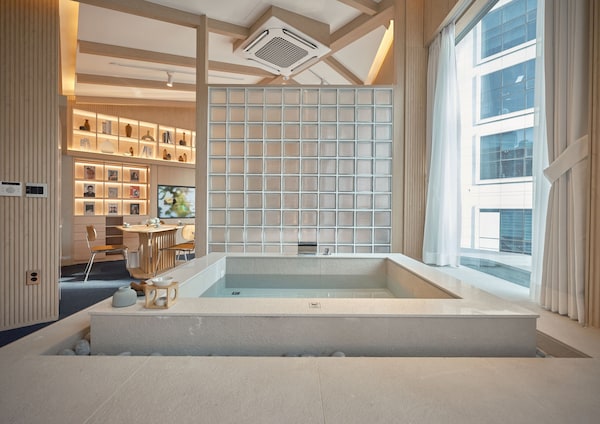 Uh Suite Seoul Square - Myeong-dong