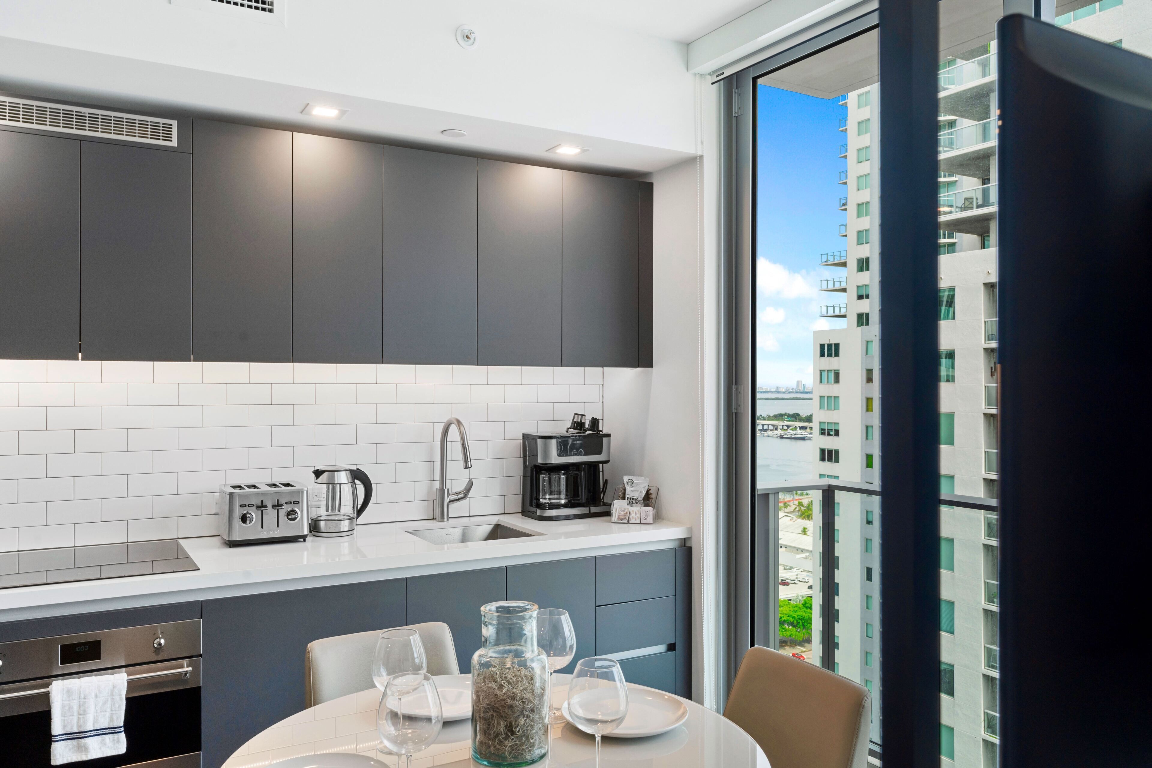 Studio (227-2712) | Private kitchen | Coffee/tea maker, fridge, microwave, oven