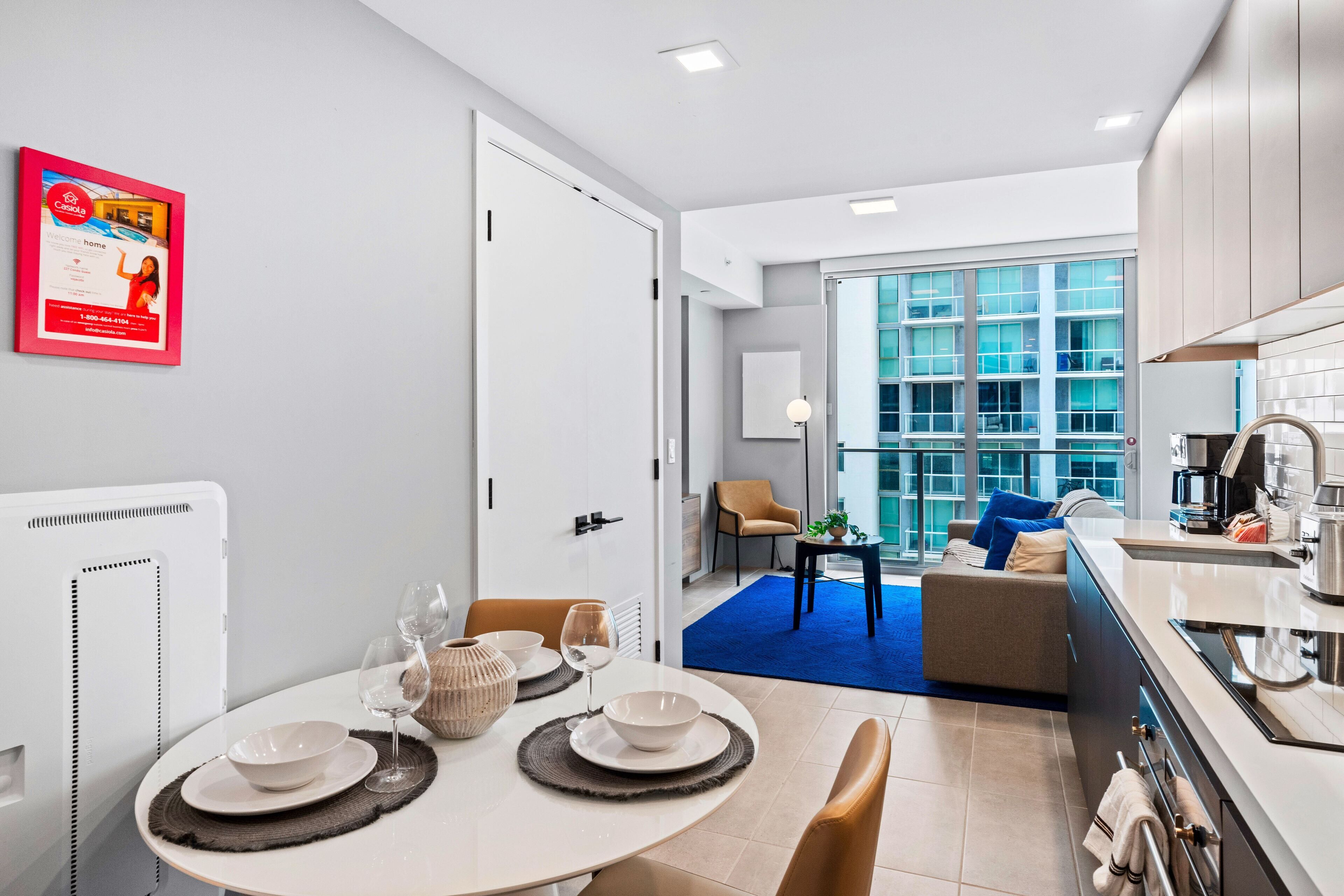 Eine moderne Wohnung mit Essbereich, Küche und Wohnraum.