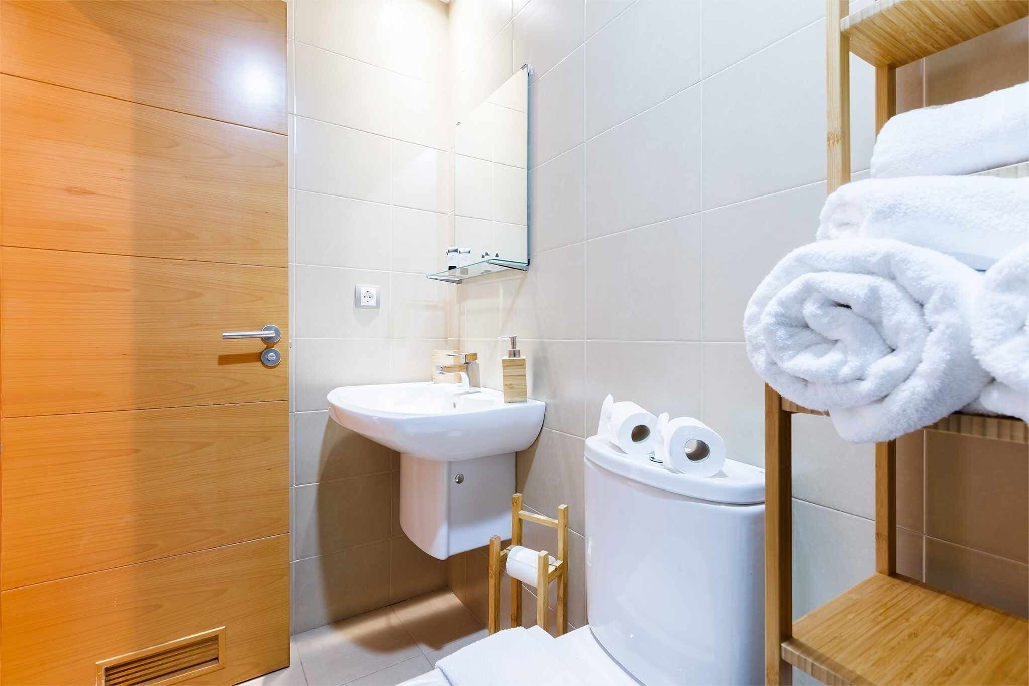 浴槽、ヘアドライヤー、タオル