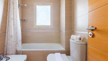 Badewanne, Haartrockner, Handtücher