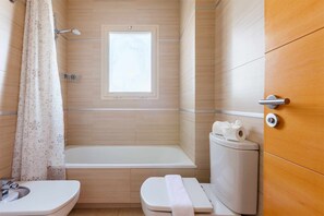 Badewanne, Haartrockner, Handtücher