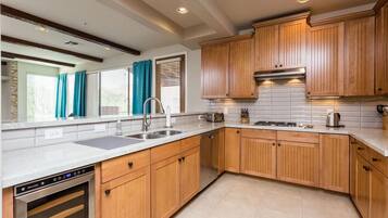 Condo, 2 Bedrooms | Private kitchen