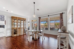 Maison, 3 chambres | Repas dans la chambre