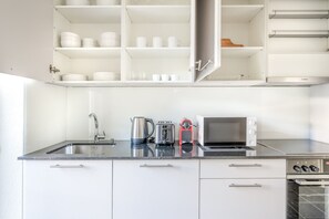 Refrigerador, microondas, horno, placa de cocina