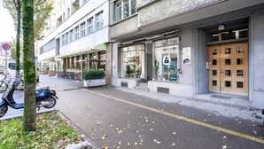 A building with a ground-floor restaurant, a Verbot sign, and a parked scooter. - Mod Wiedikon 2.5 Room w/ Storage & W/D, 1 min to Market, by Blueground (Zurich)