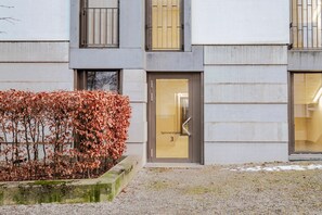 Exterior detail - Lux Wollishofen 2.5 Room w/ W/D & Storage, 2 min to Market, by Blueground (Zurich)