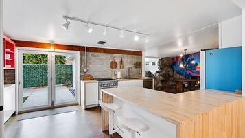 House, 3 Bedrooms | Private kitchen