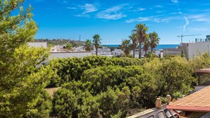 A coastal residential area with dense greenery, a clear blue sky, and a view of the sea. - 2508 Villetta Blanca by Barbarhouse (Castrignano del Capo)