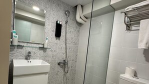 A bathroom with a shower, toilet, and sink. - Taipei Inn (Taipei)