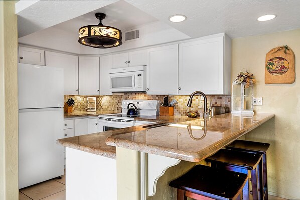 Private kitchen - Casa De Emdeko# 323 Remodeled, Ocean View, AC! (Kailua-Kona)