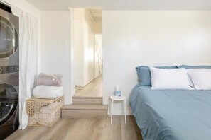 4 bedrooms, iron/ironing board, travel cot, WiFi - Cozy beach house just one house off from beach and boardwalk (San Diego)