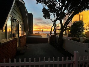 Property grounds - Cozy beach house just one house off from beach and boardwalk (San Diego)