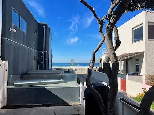 Cozy beach house just one house off from beach and boardwalk