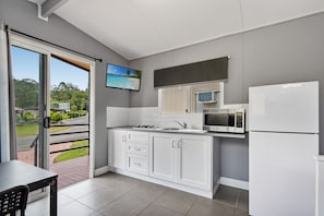 Cabaña Deluxe | Cocina privada | Microondas, hervidor eléctrico, tostadora y mesa de comedor