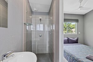 Deluxe Cabin | Bathroom | Shower, rainfall showerhead, towels, soap - Yandina Caravan Park (Yandina)