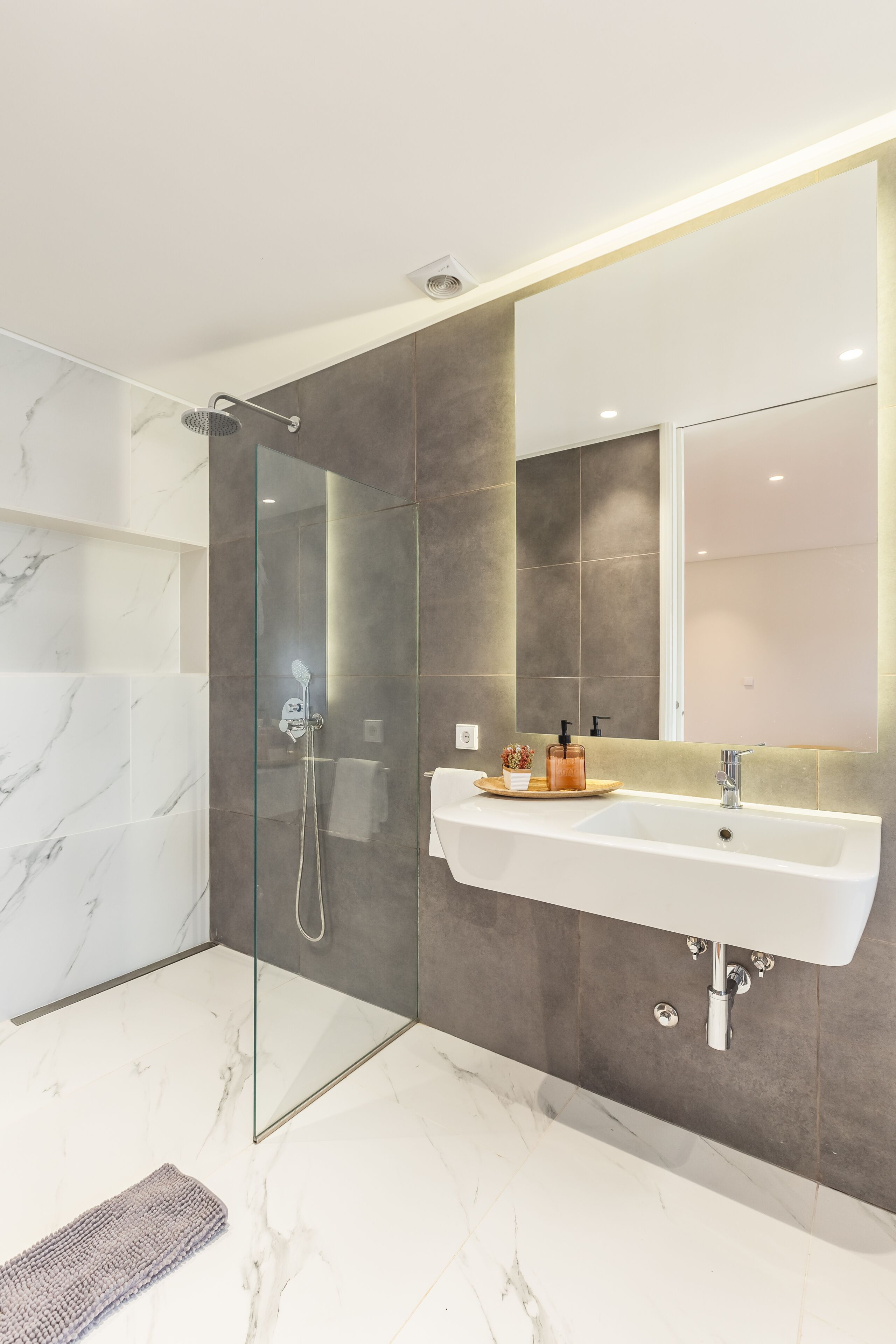 House | Bathroom | Shower, towels