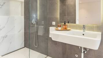 House | Bathroom | Shower, towels
