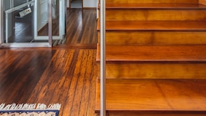 A wooden staircase with a glass door leading to a room with a chandelier. - 6-bed House - Sleeps 12 - Pool, Bbq, Pool Table (Guimarães)