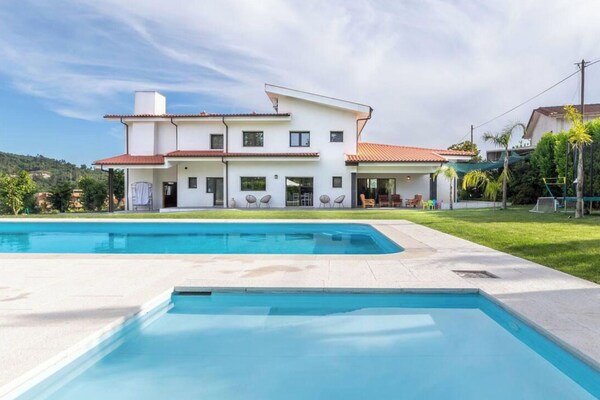 6-bed House - Sleeps 12 - Pool, Bbq, Pool Table - Guimarães