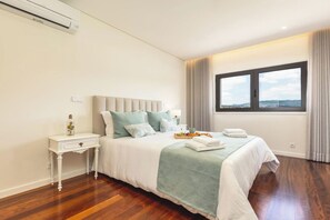 6 bedrooms, iron/ironing board, free WiFi, bed sheets