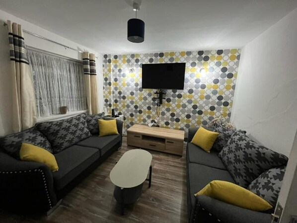 Casa | Área de sala de estar | Televisión de 30 pulgadas con canales digitales