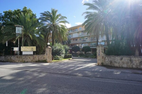 المنطقة المحيطة بالمنشأة