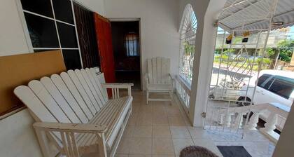 House - Sleeps 4 - Patio - Parking