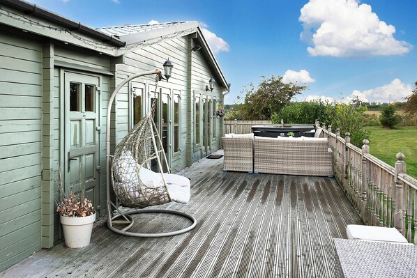 Terrace/patio - Beautiful 3-Bed Luxury Private Lodge in York (York)