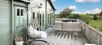 Sleeps6- Hot Tub- Pet Friendly- Log Burner