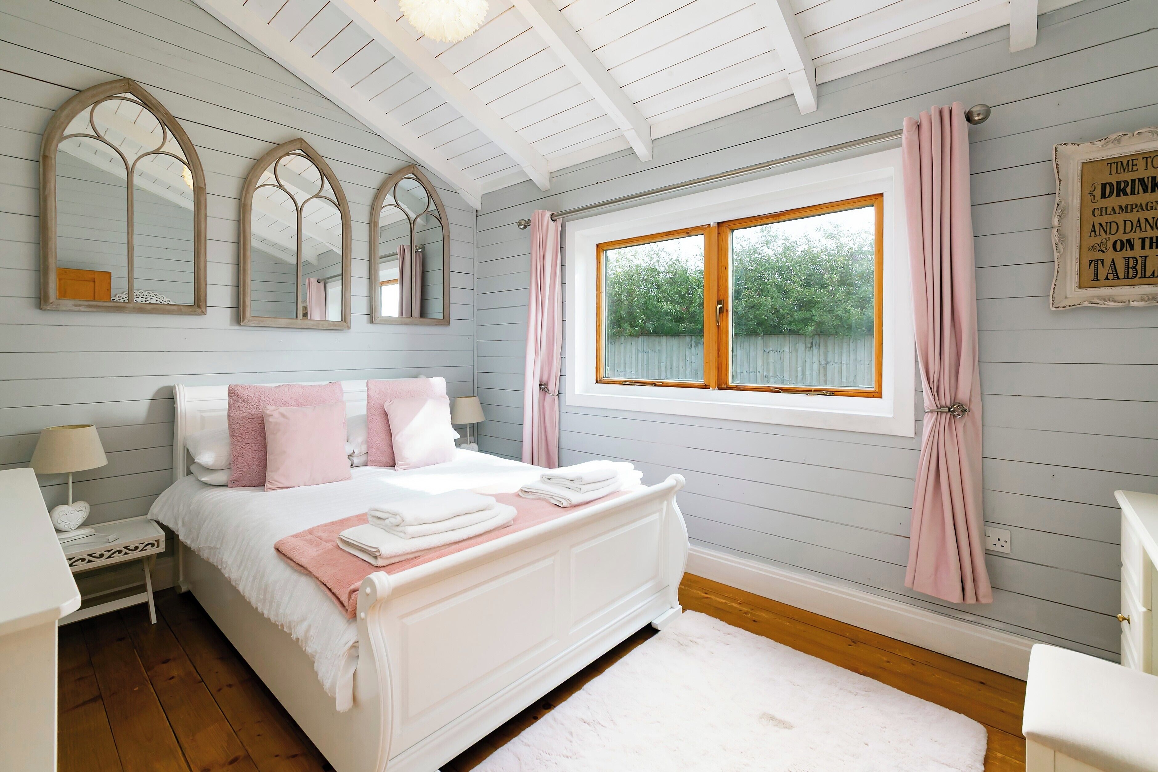 3 bedrooms, bed sheets