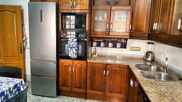 Een koelkast, een magnetron, een oven, een kookplaat