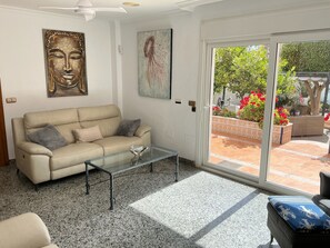 Televisor, llar de foc i estèreo